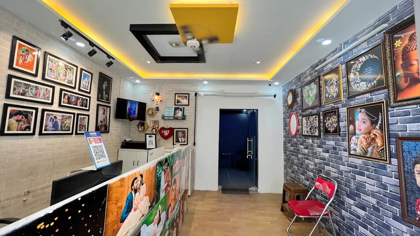 Studio Gallery Wall & Framing Display Lounge